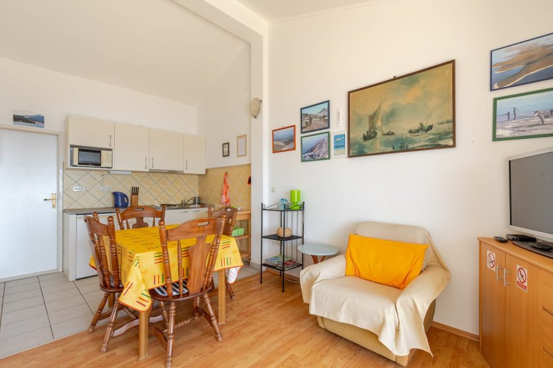 Apartment 5 · 12