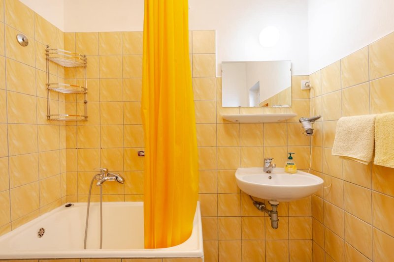 Apartment 4 · 7